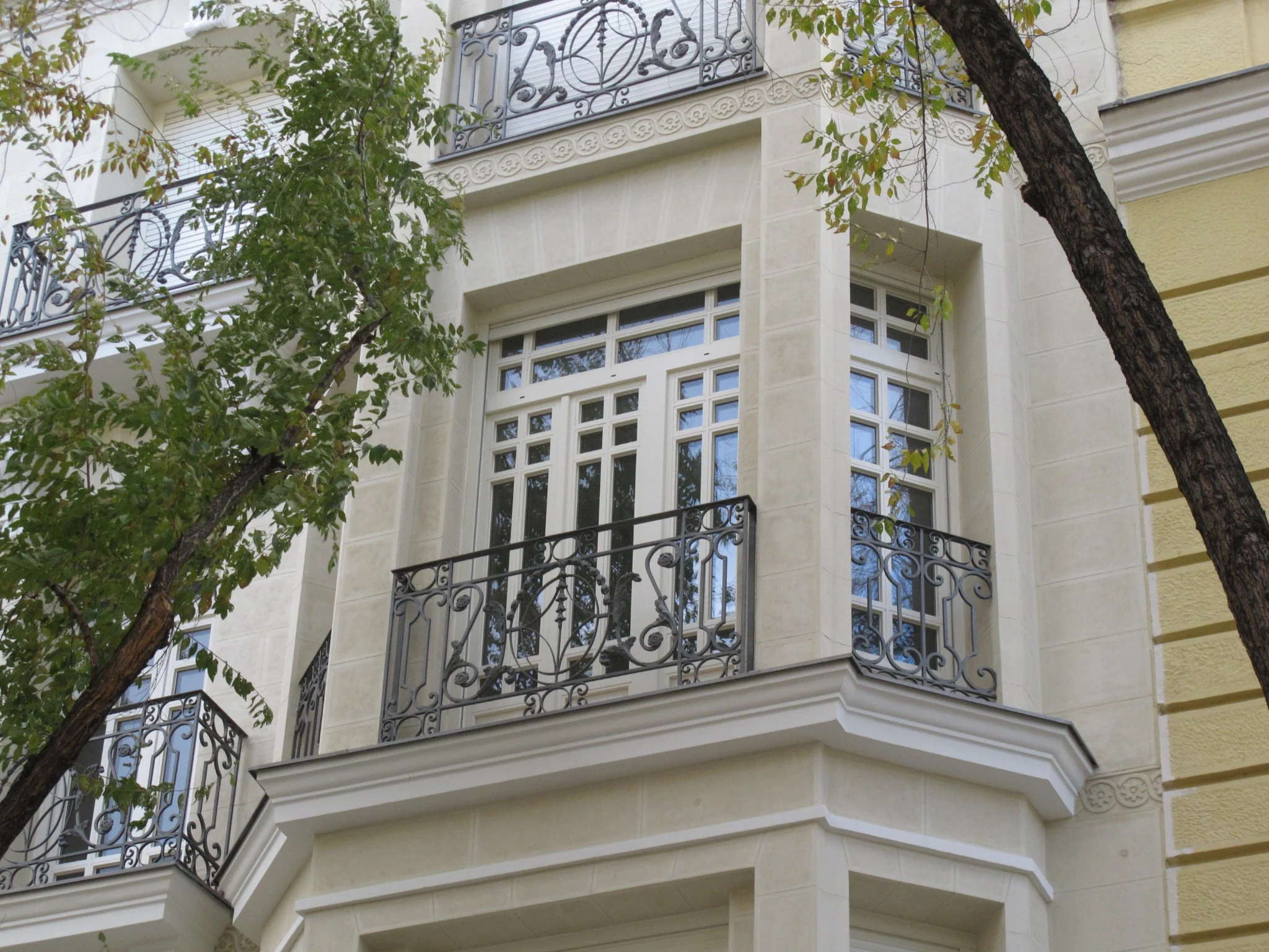 Fachada restaurada de un edificio de viviendas