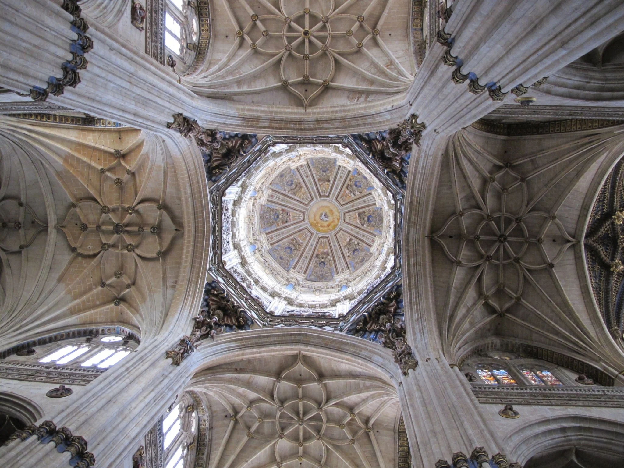Vista interior de bóvedas y cúpula de una catedral